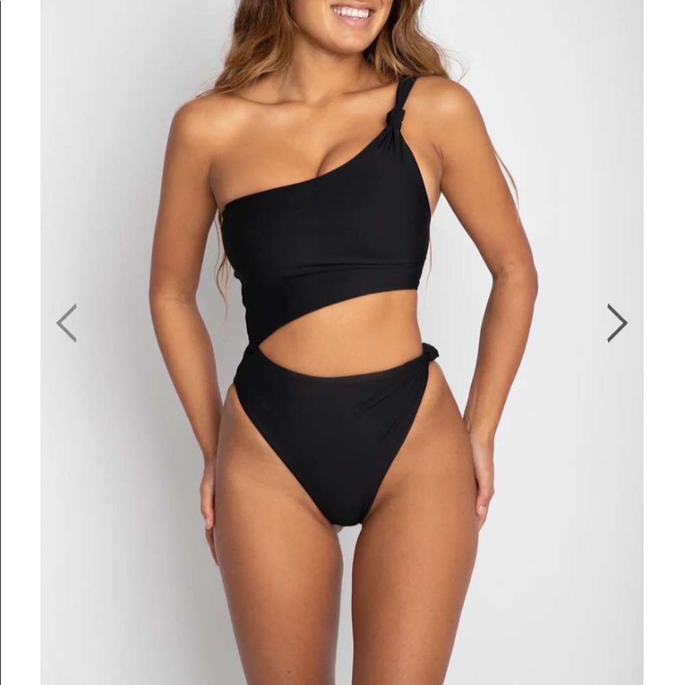 Skatie Size M Black New with out tags